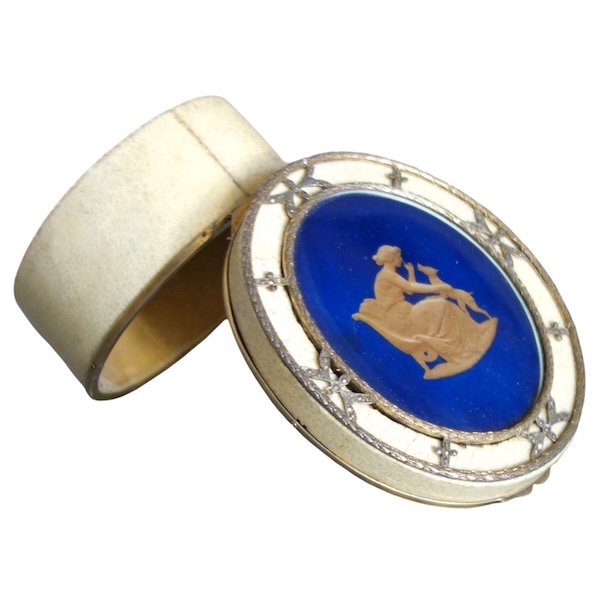 Russie - Saint Petersbourg - Boîte à bijoux en galuchat, vermeil et fixé sous verre 12cm