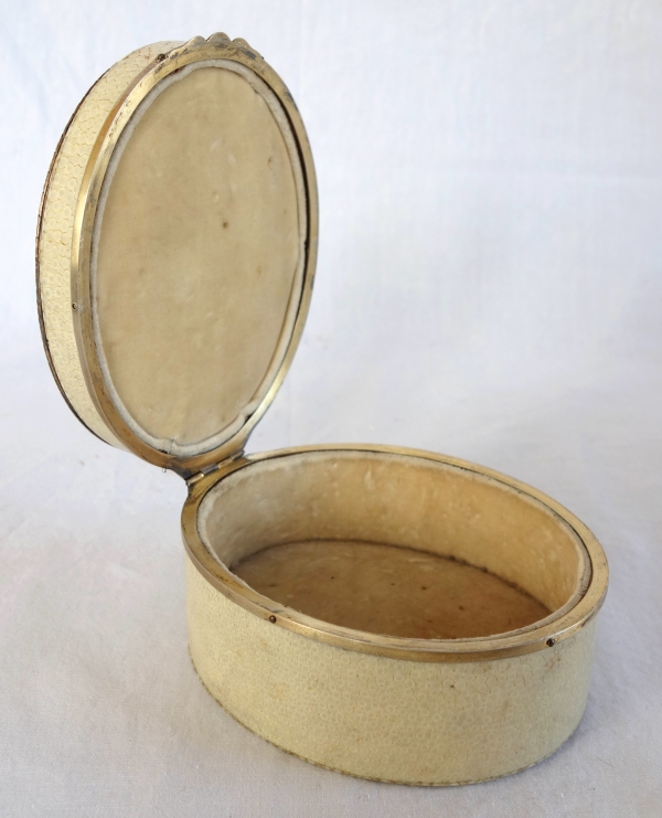 Russie - Saint Petersbourg - Boîte à bijoux en galuchat, vermeil et fixé sous verre 12cm