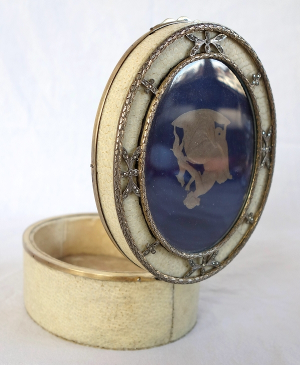 Russie - Saint Petersbourg - Boîte à bijoux en galuchat, vermeil et fixé sous verre 12cm