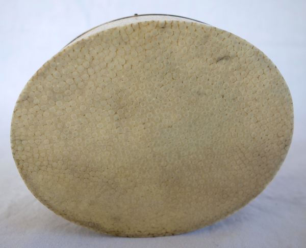 Russie - Saint Petersbourg - Boîte à bijoux en galuchat, vermeil et fixé sous verre 12cm