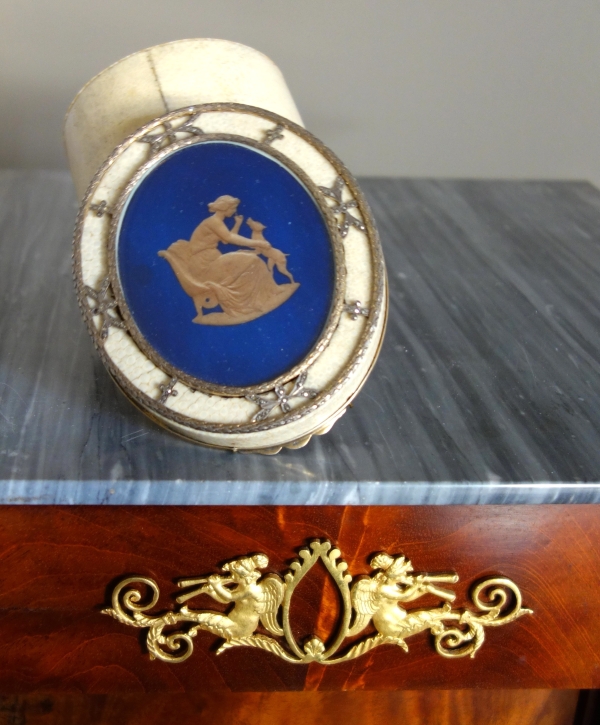 Russie - Saint Petersbourg - Boîte à bijoux en galuchat, vermeil et fixé sous verre 12cm