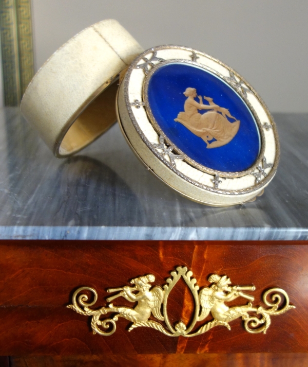 Russie - Saint Petersbourg - Boîte à bijoux en galuchat, vermeil et fixé sous verre 12cm