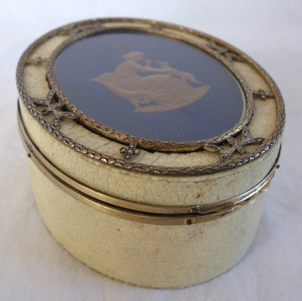 Russie - Saint Petersbourg - Boîte à bijoux en galuchat, vermeil et fixé sous verre 12cm