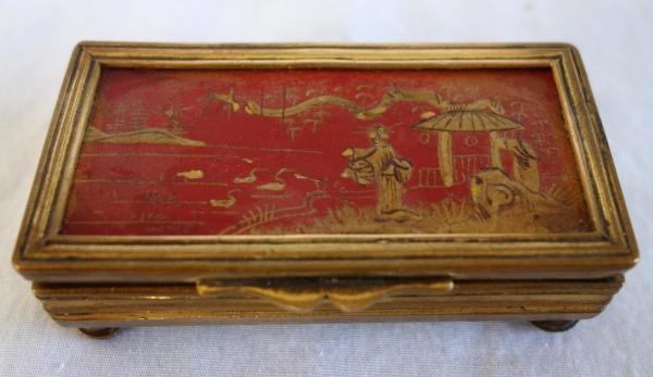 Boîte à pilules ou boîte à timbres en bronze et laque dans le goût de la Chine