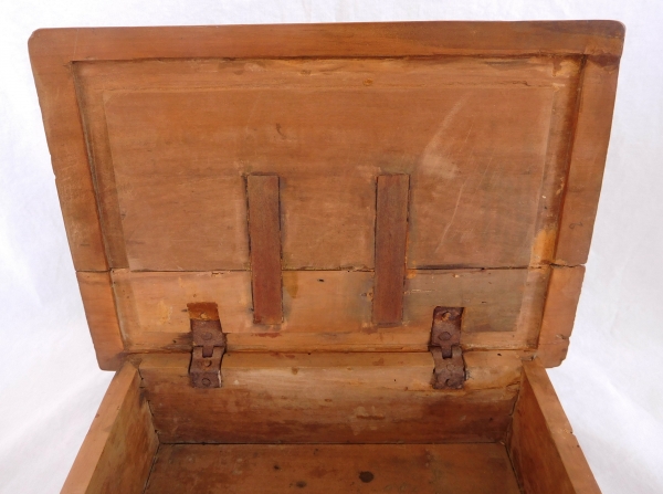 Boîte en bois de Bagard / bois de Sainte Lucie à couronne de Marquis - époque XVIIe siècle