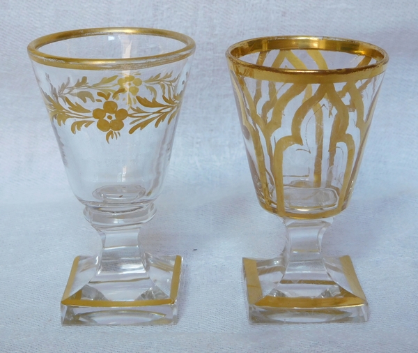 Cave à liqueur Napoléon III en marqueterie Boulle, 4 carafes & 16 verres en cristal doré orientaliste