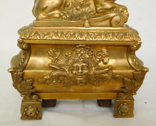 Paire de chenêts en bronze doré à décor de Sphinges, style Régence, époque XIXe