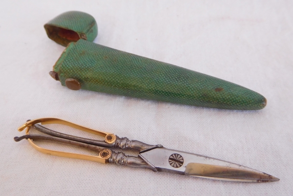 Paire de ciseaux à couture en acier et or, étui en galuchat - fin XVIIIe siècle