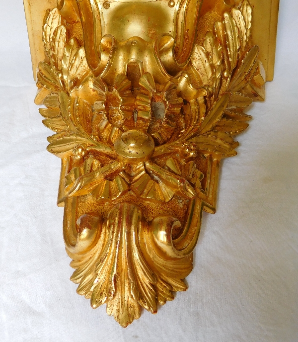 Console d’applique de style Louis XVI en bois doré à la feuille d'or, époque XIXe