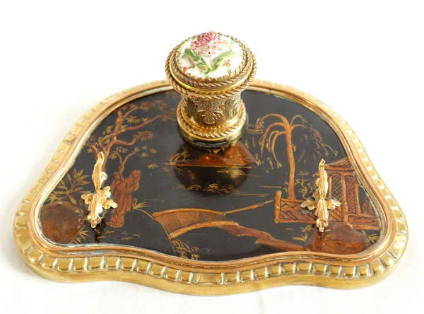 Encrier japonisant de style Louis XV en laque, bronze et porcelaine, XIXe siècle, Escalier de Cristal