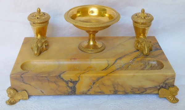 Encrier Empire aux rythons - marbre jaune de Sienne et bronze doré au mercure, époque Charles X