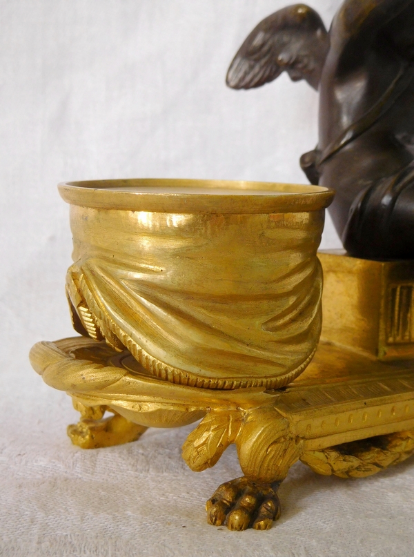 Encrier en bronze doré et patiné, amour ou putto jouant du tambour - style Louis XVI