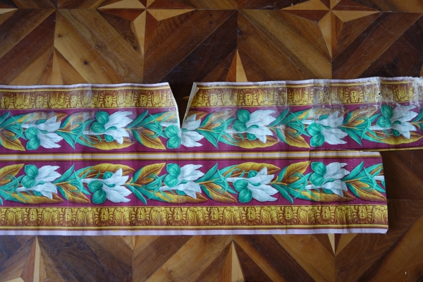 Frise de papier peint royaliste aux fleurs de lys, époque Restauration - environ 10m linéaires