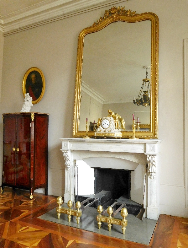 Paire de grands chenêts de château en bronze ciselé et doré d'époque Louis XVI