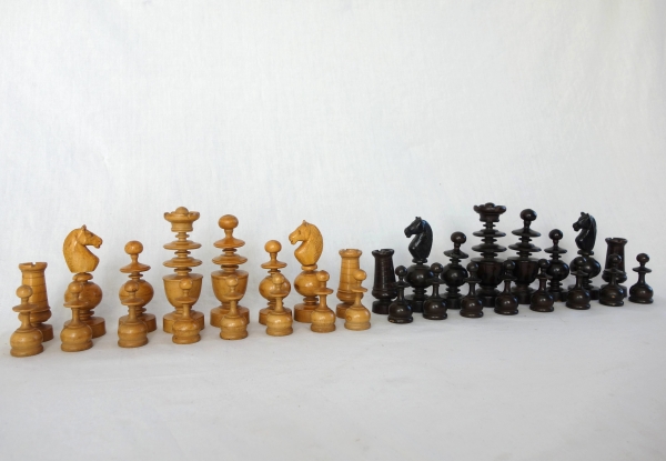 Jeu d'échecs d'époque début XIXe en buis tourné et sculpté - idéal complément de table de Tric Trac