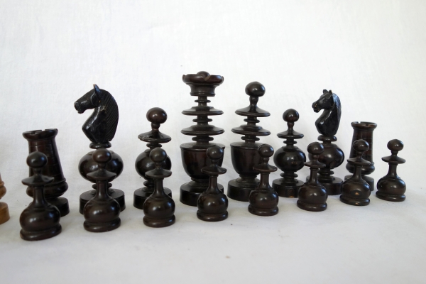 Jeu d'échecs d'époque début XIXe en buis tourné et sculpté - idéal complément de table de Tric Trac