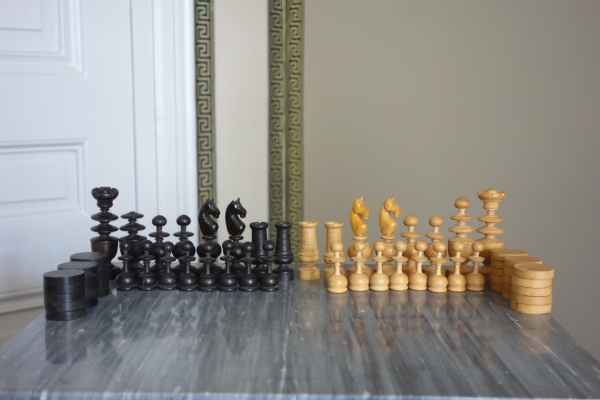 Jeu d'échecs d'époque début XIXe en buis tourné et sculpté - idéal complément table tric trac