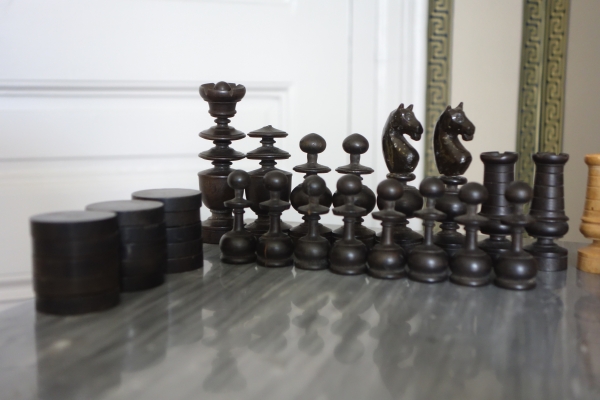 Jeu d'échecs d'époque début XIXe en buis tourné et sculpté - idéal complément table tric trac