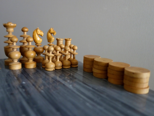 Jeu d'échecs d'époque début XIXe en buis tourné et sculpté - idéal complément table tric trac