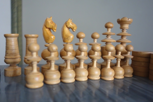 Jeu d'échecs d'époque début XIXe en buis tourné et sculpté - idéal complément table tric trac