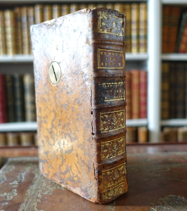 Livre à secrets / à cachette à boite à musique - cuir doré aux petits fers aux Armes de France