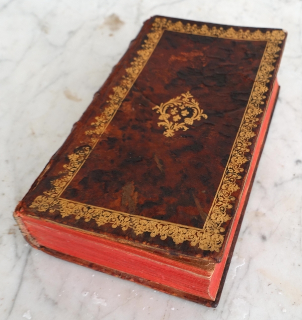 Livre à secrets / à cachette à boite à musique - cuir doré aux petits fers aux Armes de France