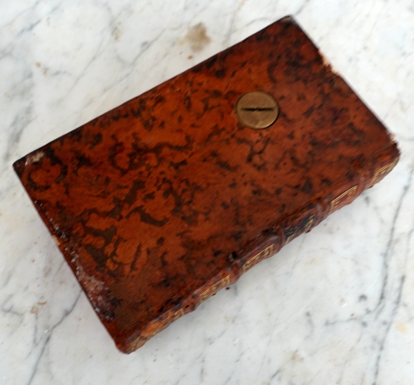 Livre à secrets / à cachette à boite à musique - cuir doré aux petits fers aux Armes de France