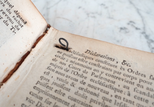 Livre à secrets / à cachette à boite à musique - cuir doré aux petits fers aux Armes de France