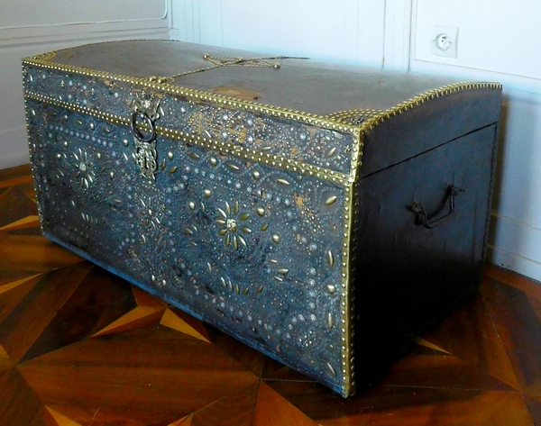 Louis XIII leather trunk - France, early 17th century