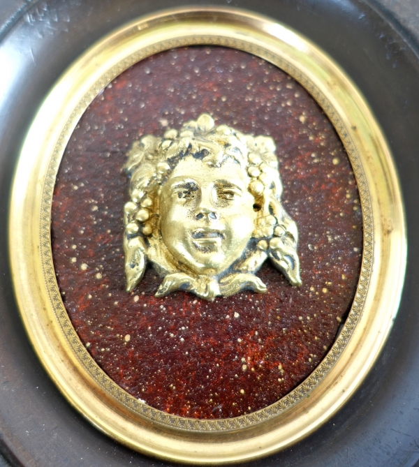 Portrait miniature de Bacchus, souvenir du Grand Tour, bronze doré sur fond porphyre