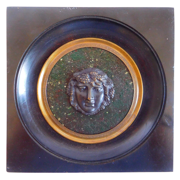 Portrait miniature d'Apollon, souvenir du Grand Tour, bronze patiné sur fond Porphyre