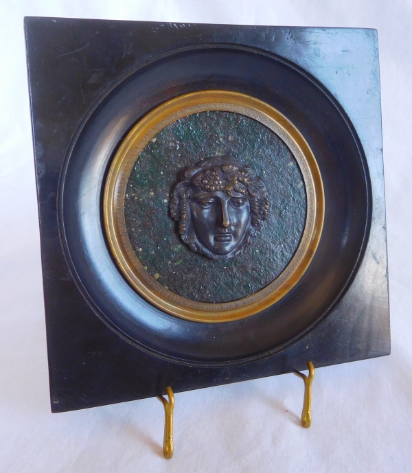 Portrait miniature de Bacchus, souvenir du Grand Tour, bronze patiné sur fond Porphyre