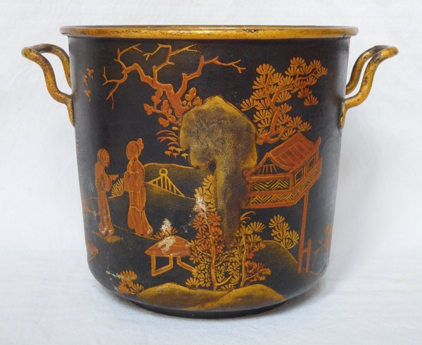 Paire de cache-pots en tôle à décor de chinoiseries, début XIXe siècle