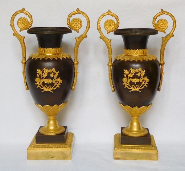Paire de vases en bronze patiné et doré au mercure époque Restauration