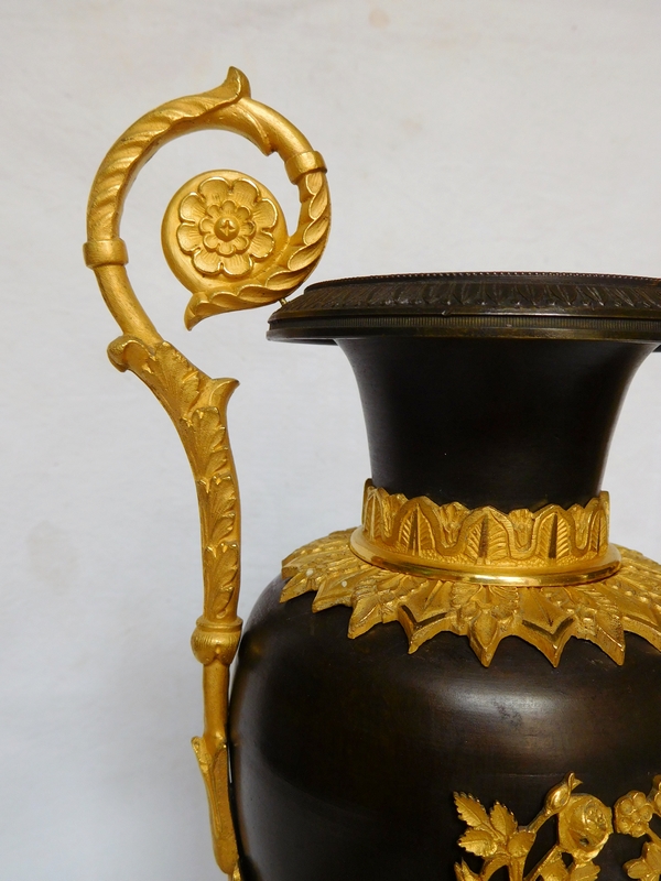 Paire de vases en bronze patiné et doré au mercure époque Restauration