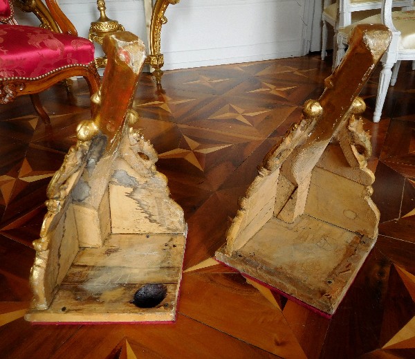 Paire de grandes consoles d'angle de style Régence en bois doré