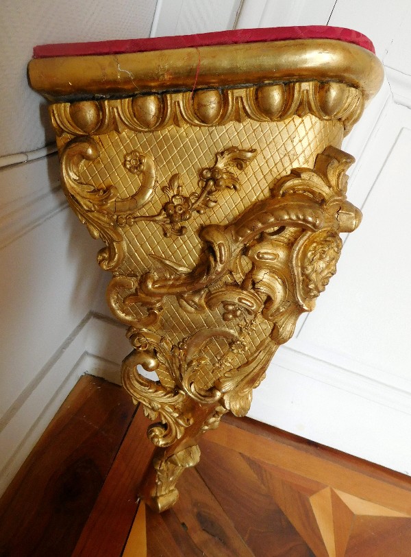 Paire de grandes consoles d'angle de style Régence en bois doré