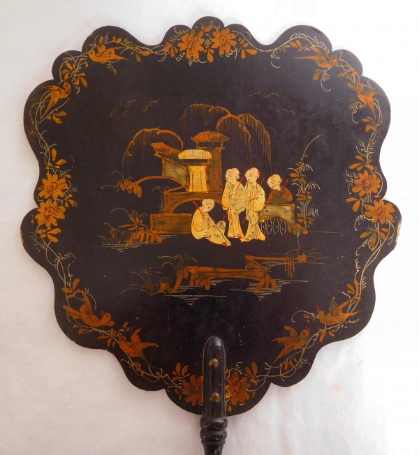 Paire d'écrans à main d'époque Napoléon III, bois laqué à décor de chinoiseries