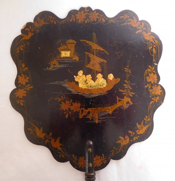 Paire d'écrans à main d'époque Napoléon III, bois laqué à décor de chinoiseries