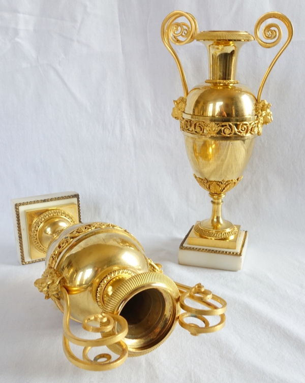 Claude Galle : paire de vases cassolettes d'époque Directoire en bronze doré au mercure