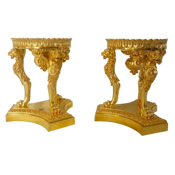 Paire de surtouts ou montures tripodes à pattes de lion, époque Empire, bronze doré au mercure