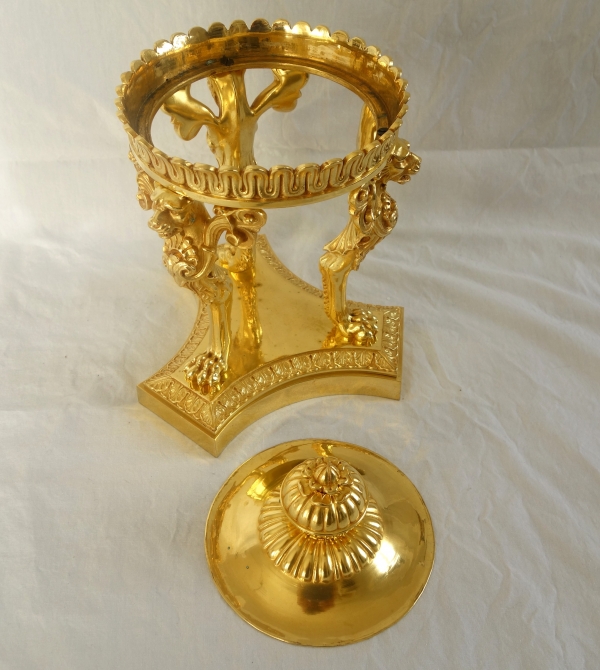 Paire de surtouts ou montures tripodes à pattes de lion, époque Empire, bronze doré au mercure