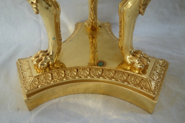 Paire de surtouts ou montures tripodes à pattes de lion, époque Empire, bronze doré au mercure