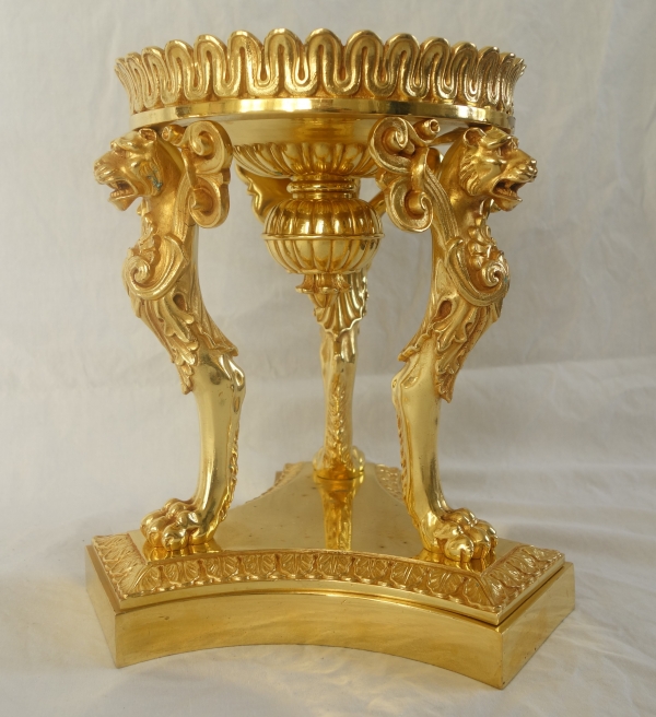 Paire de surtouts ou montures tripodes à pattes de lion, époque Empire, bronze doré au mercure