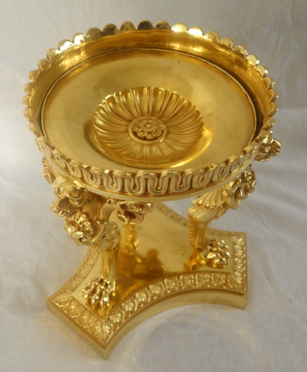Paire de surtouts ou montures tripodes à pattes de lion, époque Empire, bronze doré au mercure