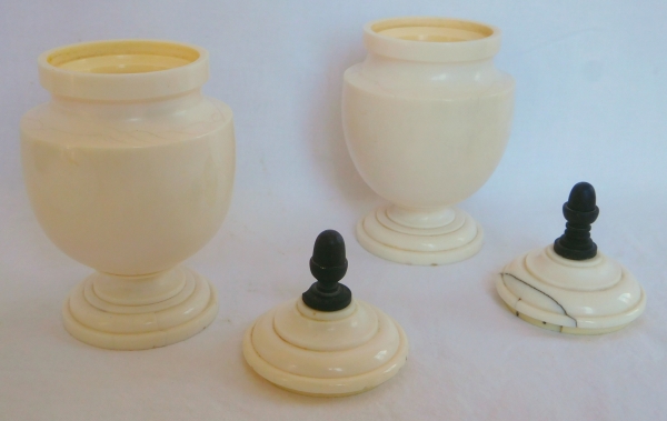 Paire de vases urnes en ivoire tourné, époque début XIXe siècle