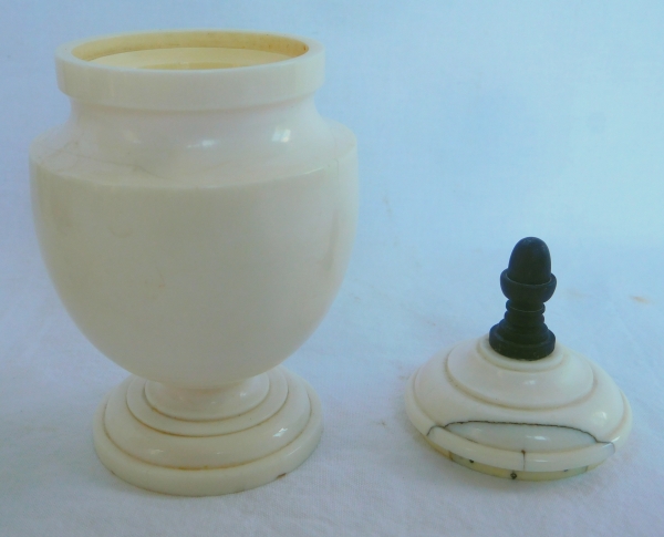 Paire de vases urnes en ivoire tourné, époque début XIXe siècle