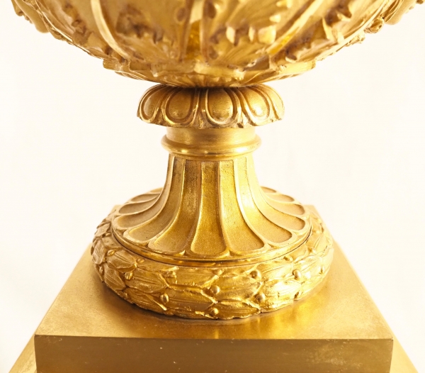 Paire de grands vases d'ornement en bronze ciselé et doré au mercure attribués à - Thomire 40,5cm