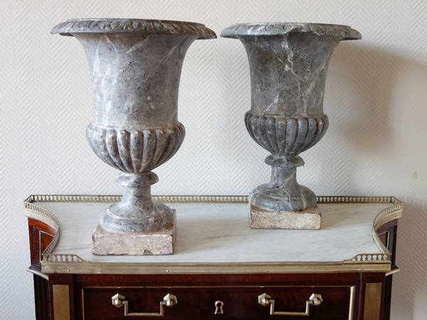 Paire de grands vases Medicis d'ornement en fonte peinte en faux marbre gris, époque XIXe - 45cm