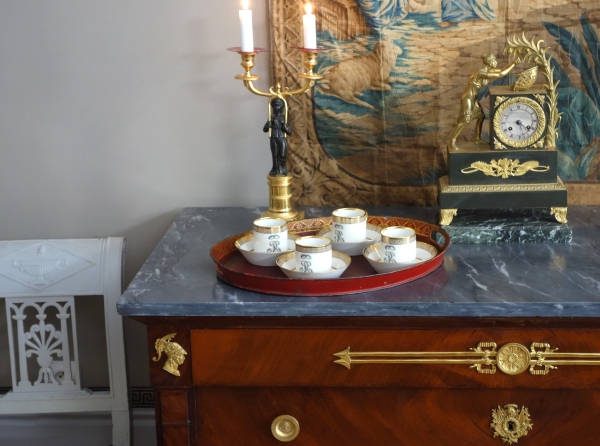 Grand plateau de service d'époque Empire en tôle laquée rouge et or